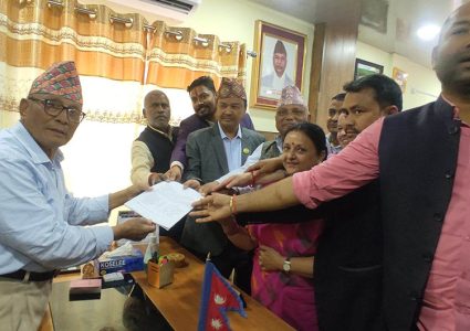 लुम्बिनीमा मुख्यमन्त्री बन्न कांग्रेस संसदीय दलका नेता डिल्लीबहादुर चौधरीले ५३ जना सांसदको हस्ताक्षर बुझाए