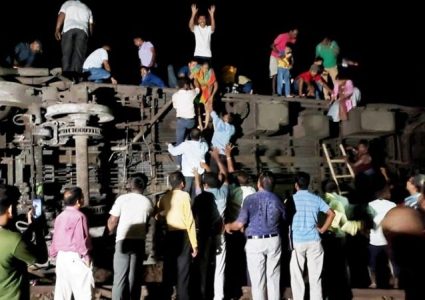 भारतको ओडिसामा रेल दुर्घटना हुँदा २ सय ३३ जनाको मृत्यु, ९ सय जति घाइते भएको अनुमान